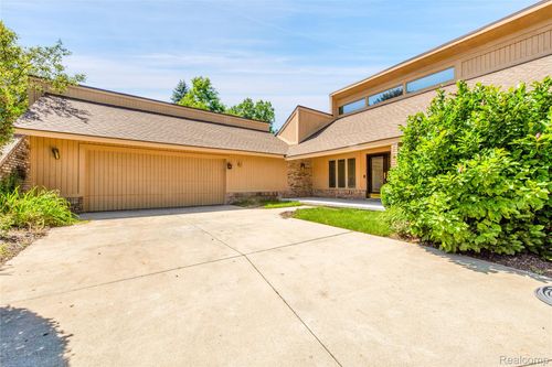 8285 Staghorn Trl, Clarkston, MI, 48348-4572 | Card Image