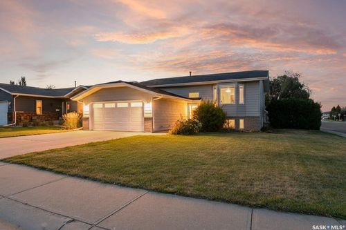 4 Lewry Cres, Moose Jaw, SK, S6J1J8 | Card Image
