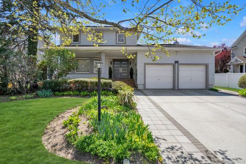 700 Sherwood St, Valley Stream, NY, 11581-3611 | Card Image