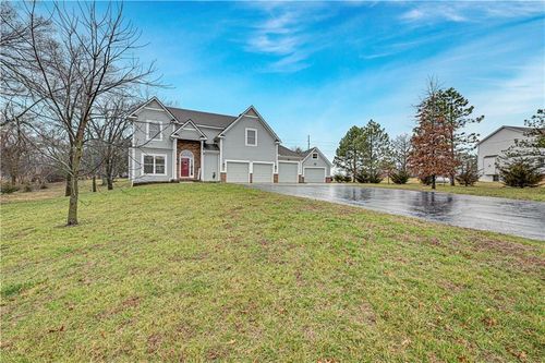 9842 Pin Oak Cir, De Soto, KS, 66018-9316 | Card Image