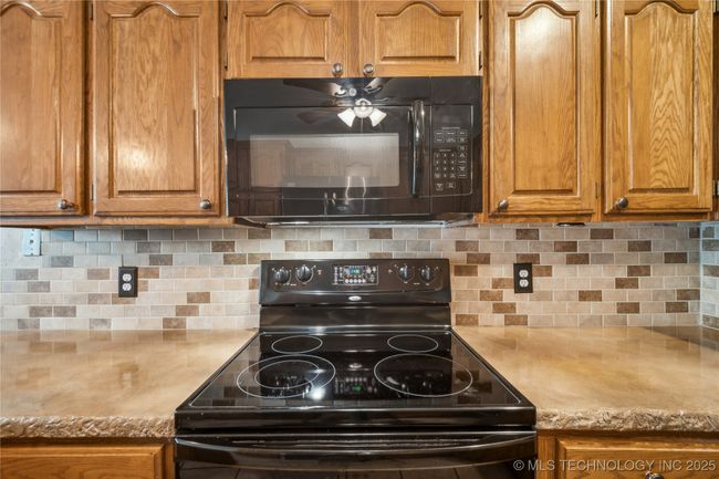 2922 S Main St, House other with 3 bedrooms, 2 bathrooms and null parking in Sapulpa OK | Image 6