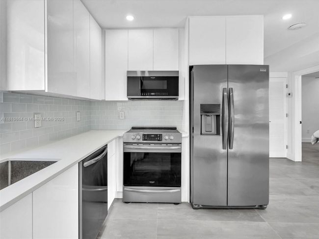 101 - 11900 N Bayshore Dr, Condo with 2 bedrooms, 2 bathrooms and null parking in North Miami FL | Image 7