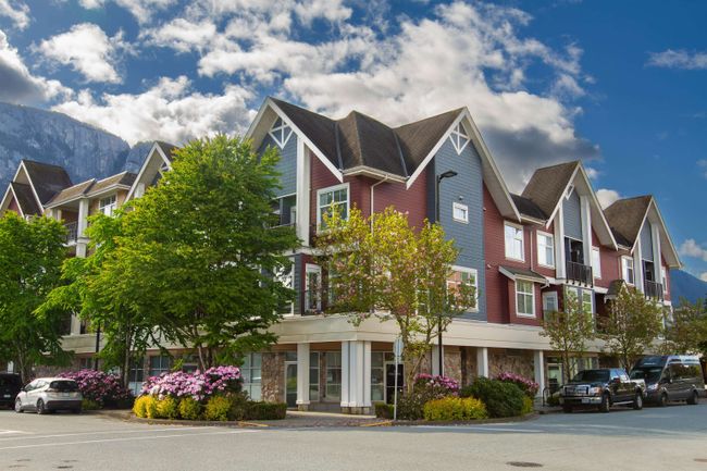 37872 Third Avenue, Townhouse with 3 bedrooms, 3 bathrooms and 1 parking in Squamish BC | Image 2