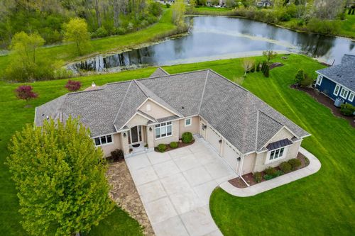 8622 S Avian Way, Franklin, WI, 53132-8046 | Card Image