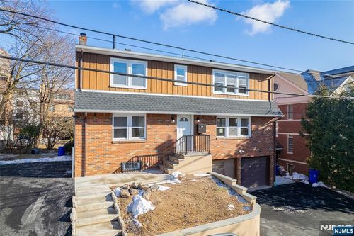 13 Casta Ln, Edgewater, NJ, 07020-1504 | Card Image