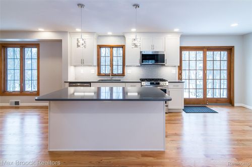 31419 Sleepy Hollow Ln, Beverly Hills, MI, 48025-3625 | Card Image