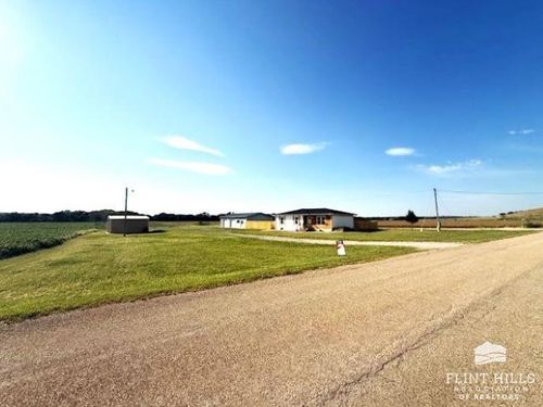 7846 E Lyons Creek Rd, Junction City, KS, 66441-7830 | Card Image