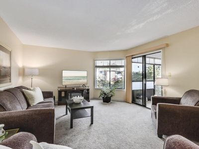 301 - 1521 Blackwood St, Condo with 2 bedrooms, 2 bathrooms and 1 parking in White Rock BC | Image 3