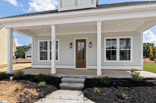 123 Cottage Ln, Greenwood, SC, 29649-8304 | Card Image