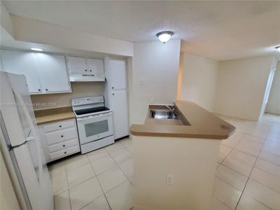 215 - 1401 Village Blvd, Condo with 2 bedrooms, 1 bathrooms and null parking in West Palm Beach FL | Image 3