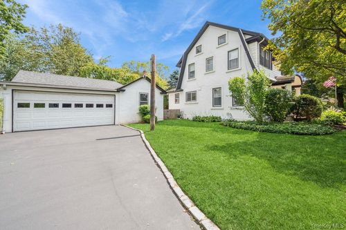 324 Linden Pl, Westbury, NY, 11590-2330 | Card Image