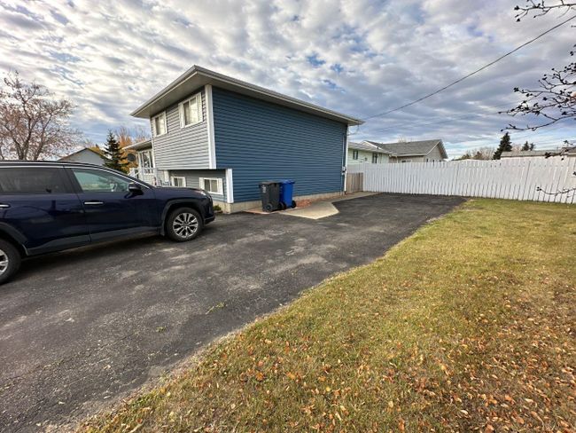 4702 54 Avenue, Home with 4 bedrooms, 1 bathrooms and 4 parking in Grimshaw AB | Image 5
