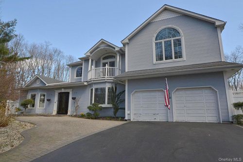 3 Chuck Ct, Port Jefferson, NY, 11777-2104 | Card Image