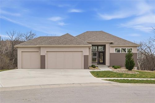 13426 Terrace Park Dr, Parkville, MO, 64152-5516 | Card Image