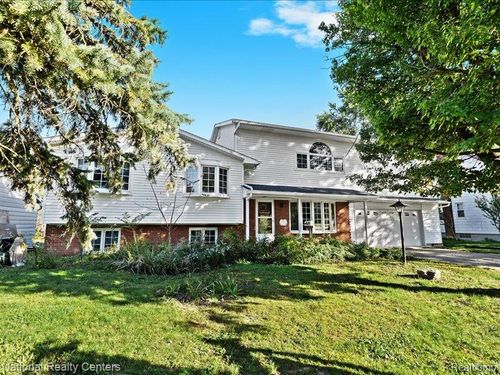 33195 Swallow Dr, Rockwood, MI, 48173-1136 | Card Image