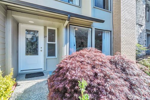 29-1035 156th Ave Ne, Bellevue, WA, 98007-4682 | Card Image