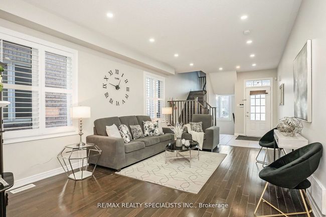 40 Begonia Cres, House attached with 3 bedrooms, 3 bathrooms and 2 parking in Brampton ON | Image 4