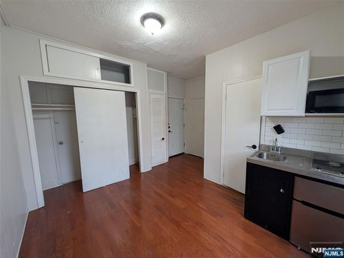 2f-208 Howe Ave, Passaic, NJ, 07055-2814 | Card Image