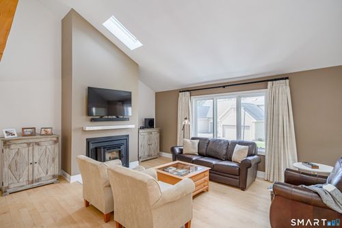 22-132-12 Boulevard Dr, Danbury, CT, 06810-7241 | Card Image