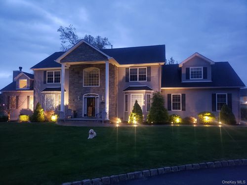 104 Winding Brook Ct, New Windsor, NY, 12553-8370 | Card Image