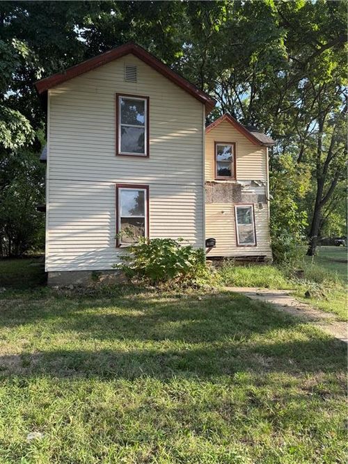 235 W 7th Ave, Garnett, KS, 66032-1413 | Card Image