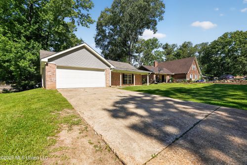 1127 Oak Glen Pl, Jackson, MS, 39212-2043 | Card Image