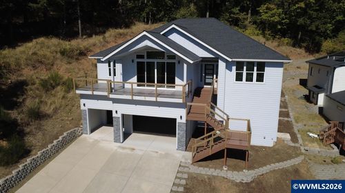 812 Hawk Dr, Silverton, OR, 97381-4103 | Card Image