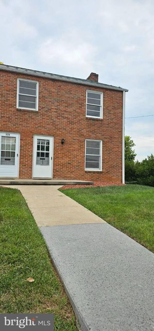 230 E Whitlock Ave, Winchester, VA, 22601-4430 | Card Image