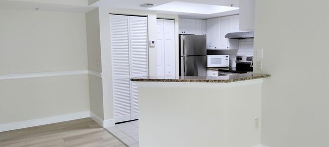 APT-1008 - 1000 Crestwood Ct S, Condo with 2 bedrooms, 2 bathrooms and null parking in Royal Palm Beach FL | Image 7