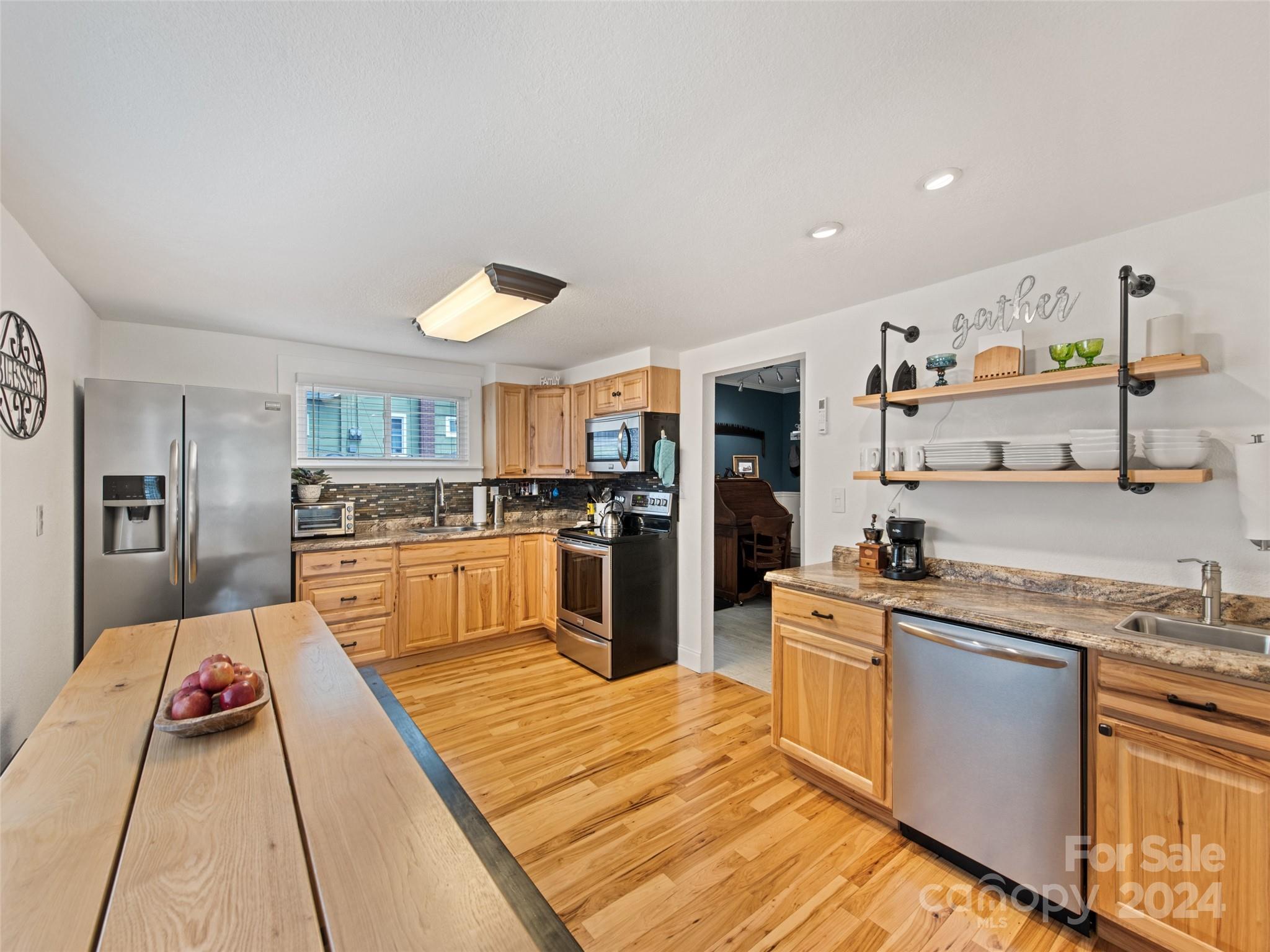 Oak St, Canton, NC 28716