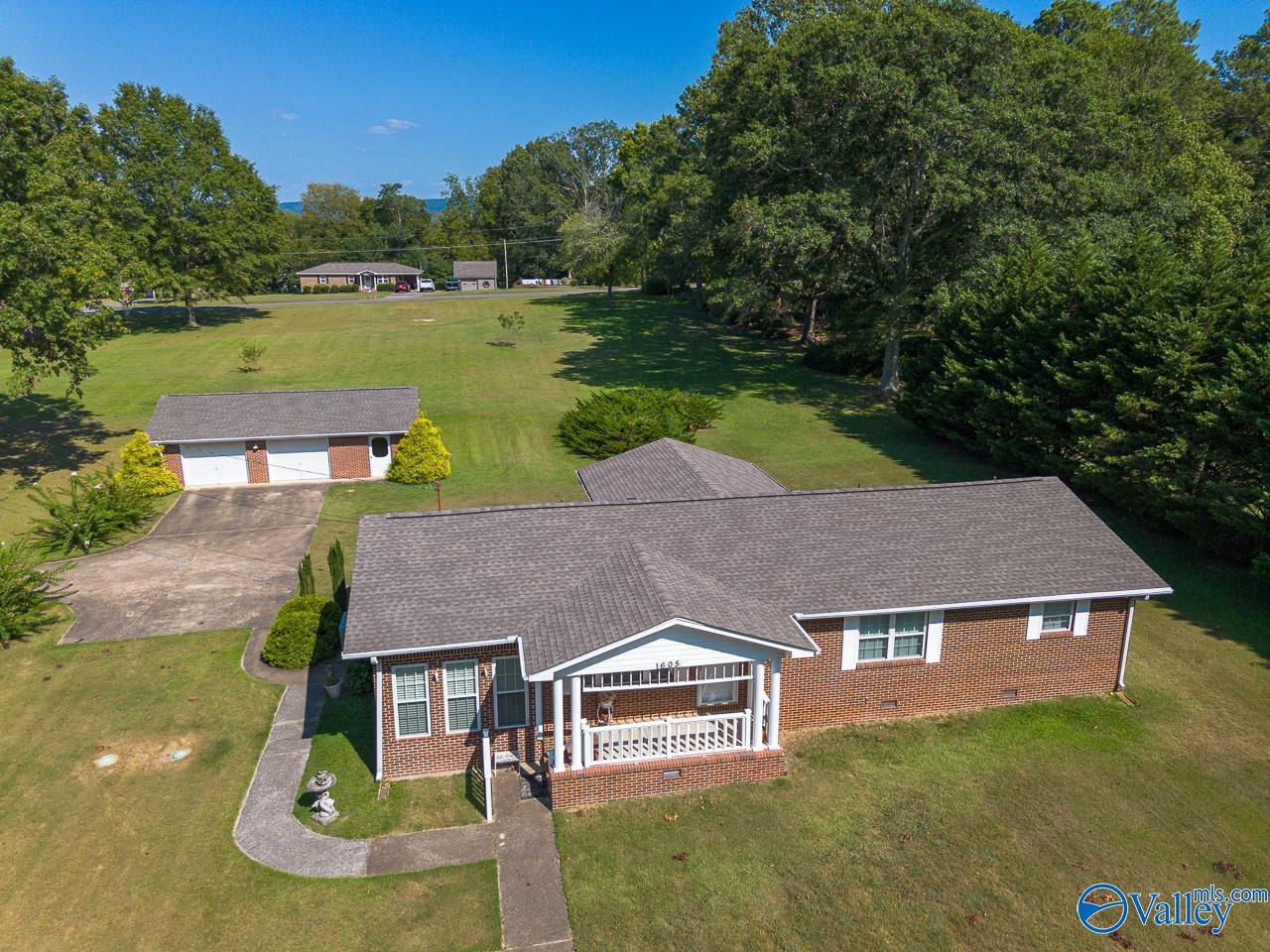 Hough Rd, Laceys Spring, AL 35754