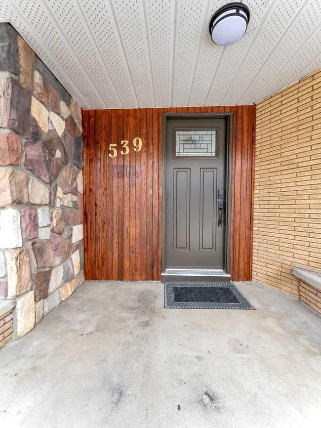 539 6 Avenue Sw, Home with 3 bedrooms, 2 bathrooms and 5 parking in Medicine Hat AB | Image 4