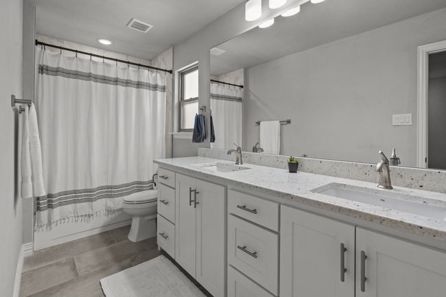 Upstairs Full bath, double vanity, tub/shower combo | Image 26
