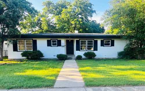 841 Laurel St, Uvalde, TX, 78801-5402 | Card Image