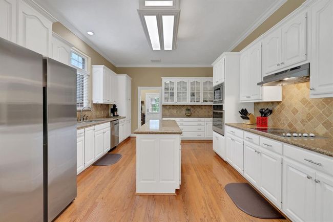 Tons of storage in kitchen | Image 17