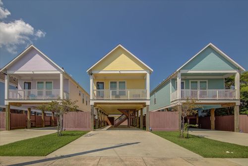 2305 67th St, Galveston, TX, 77551-1322 | Card Image