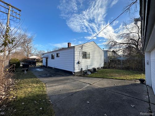 20525 Manor St, Detroit, MI, 48221-1043 | Card Image