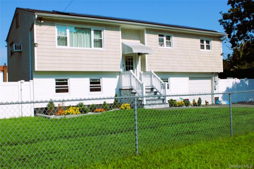 101 Monroe St, Amityville, NY, 11701-1522 | Card Image