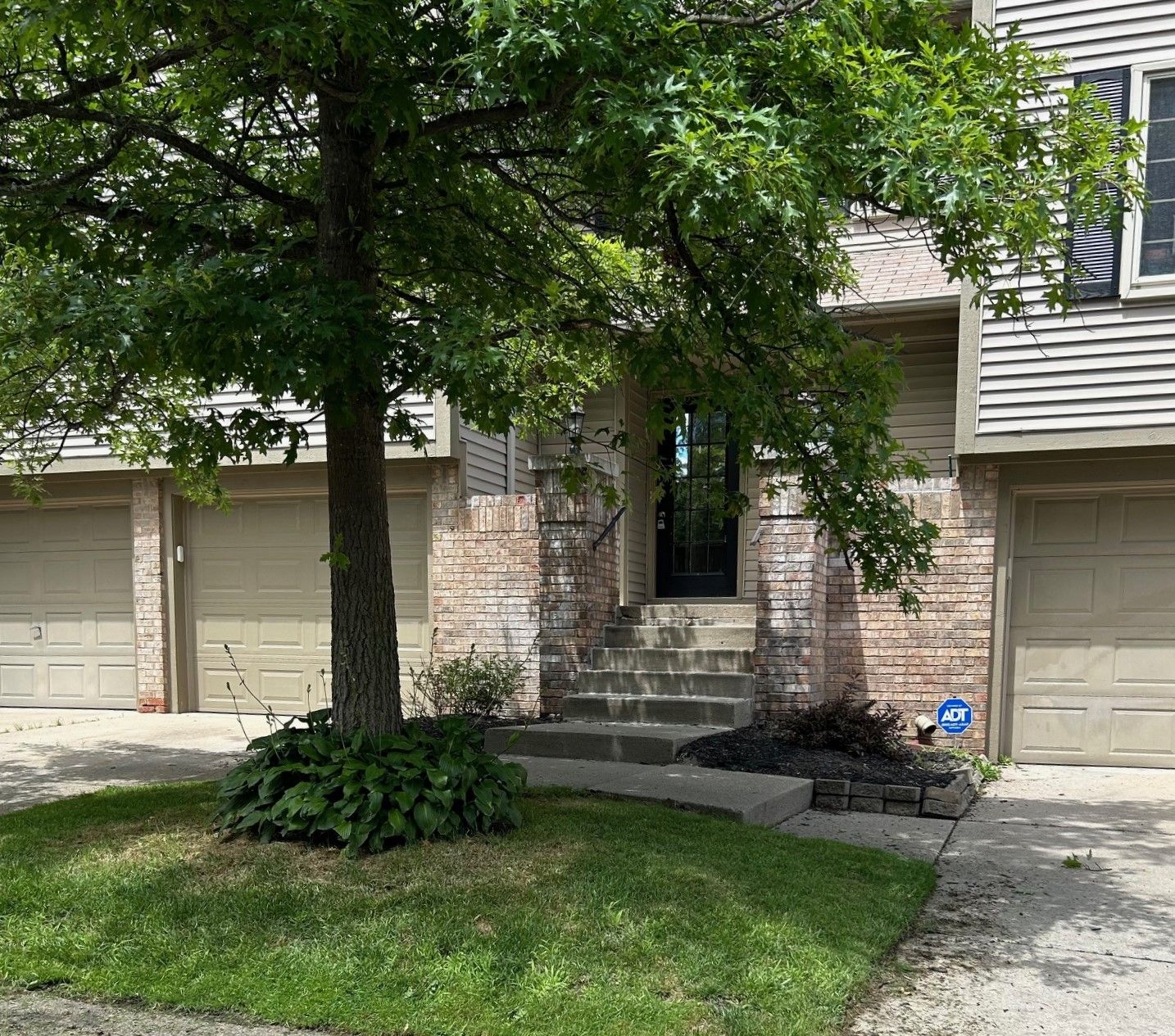Colonial Oaks Dr, Waterford, MI 48327