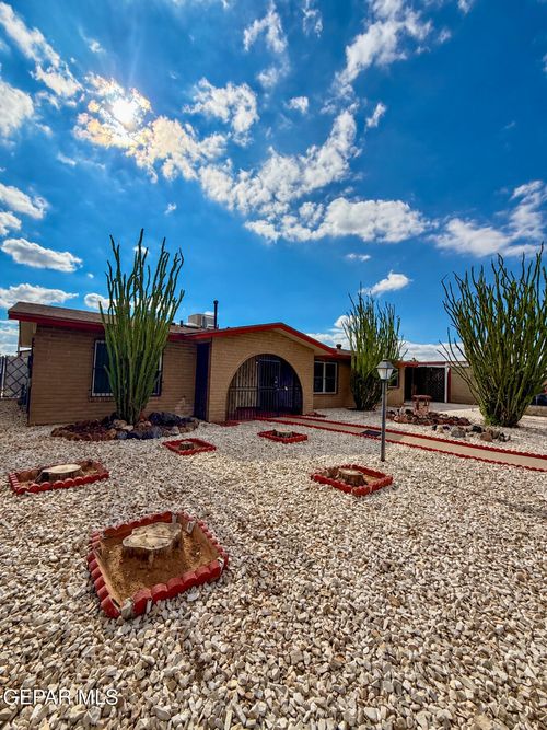 9868 Minuteman St, El Paso, TX, 79924-4913 | Card Image