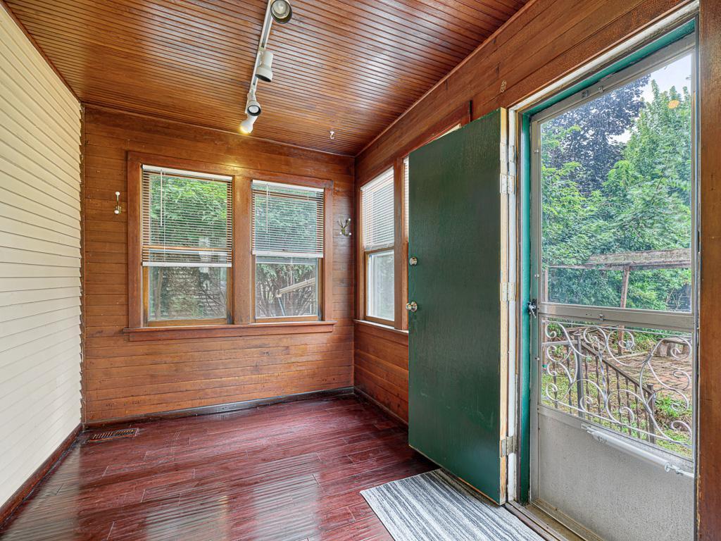 Reaney Ave, Saint Paul, MN 55106