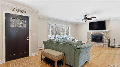 3 Robins Nest Ln, Hampton Bays, NY, 11946-1024 | Card Image