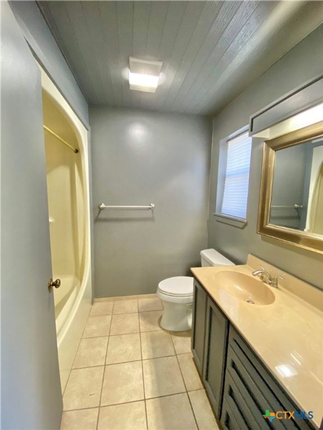 906 Lakeview Trl, House other with 3 bedrooms, 2 bathrooms and null parking in Mcqueeney TX | Image 10
