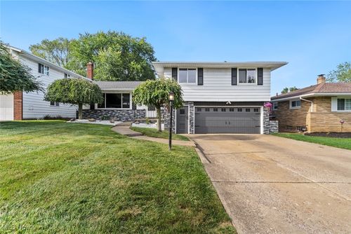 2100 Winterpark Dr, Parma, OH, 44134-6648 | Card Image