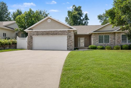 18 Weaver Dr, Ottumwa, IA, 52501-1360 | Card Image