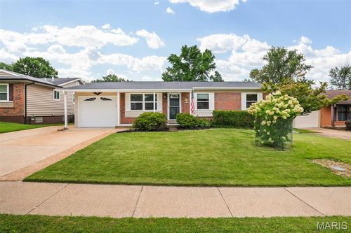 11824 Welcome Dr, Maryland Heights, MO, 63043-2206 | Card Image