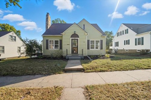 816 College St, Cedar Falls, IA, 50613-2558 | Card Image