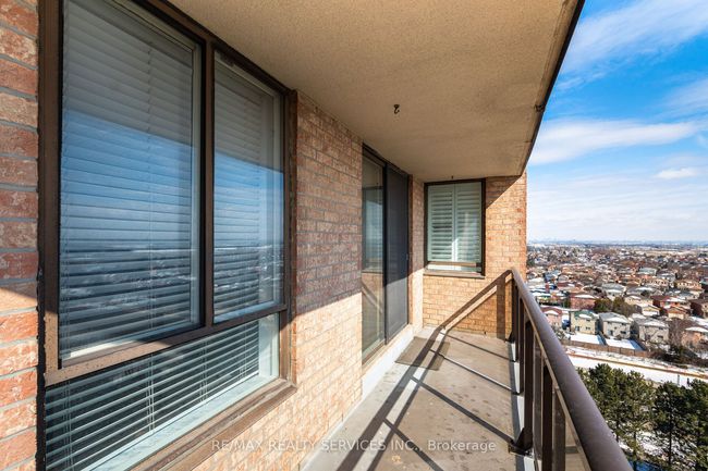 1210 - 20 Cherrytree Dr, Condo with 3 bedrooms, 2 bathrooms and null parking in Brampton ON | Image 35
