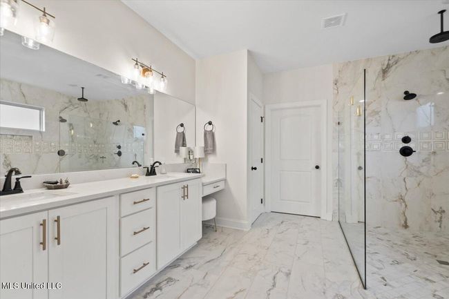 Primary salon bath | Image 11