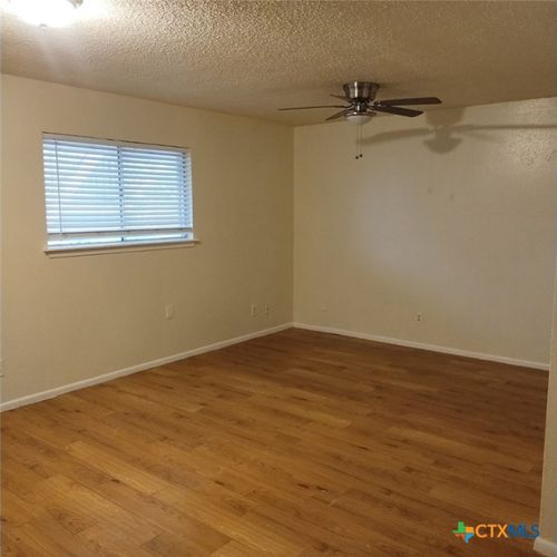 apt-3-300 Milam St, Seguin, TX, 78155-5555 | Card Image